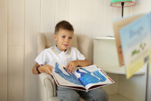 Мальчик читает книгу