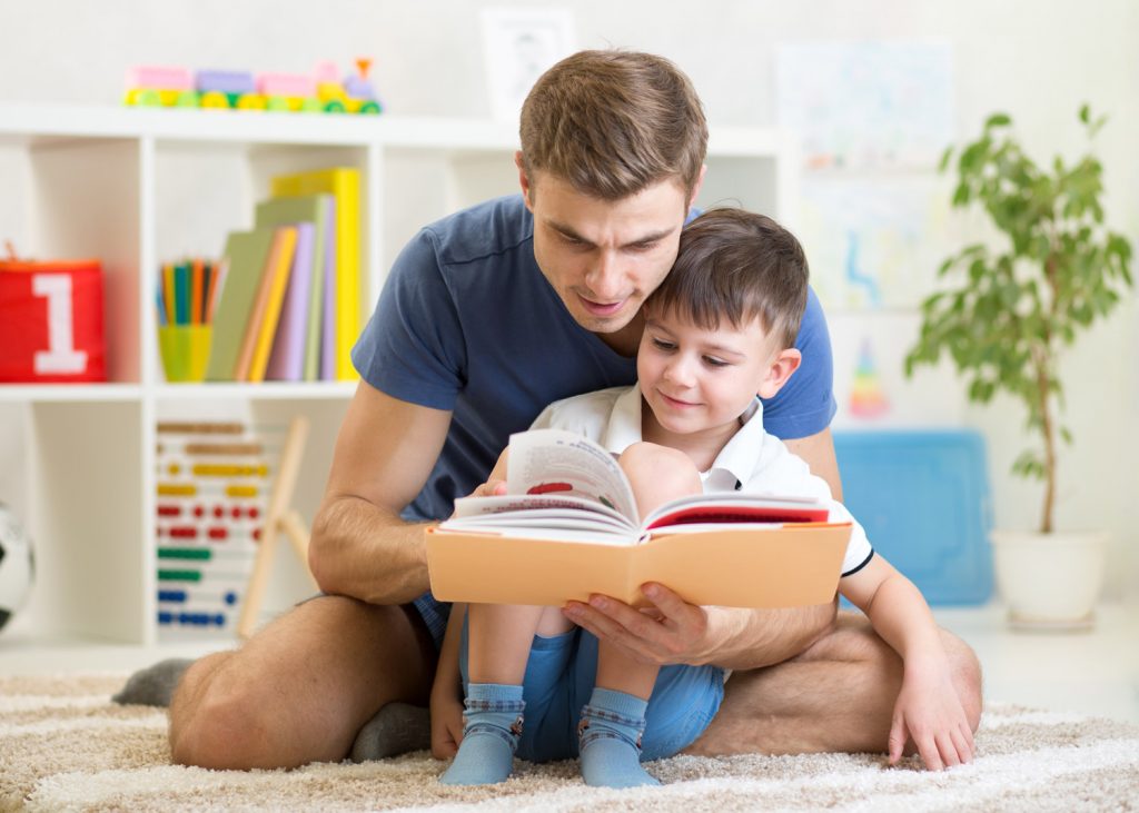 Чтение книги с ребенком
