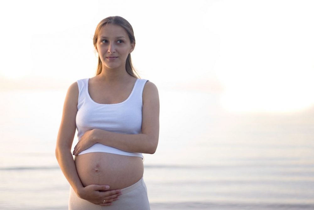 Молодая беременная девушка фото