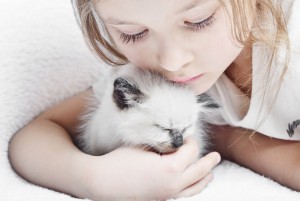 Девочка обнимает котёнка