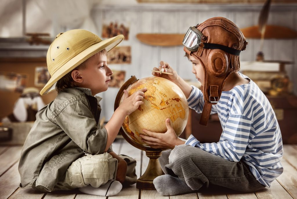 Дети изучают глобус