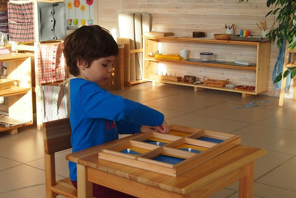 Как развивать ребенка по методике Монтессори: полезные игры и игрушки
