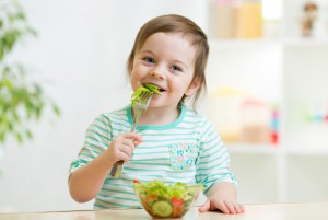 Ребёнок ест здоровую еду