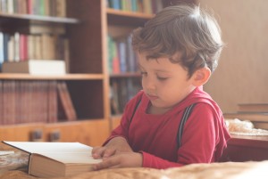 Чтение книг способствует воспитанию любознательности ребенка