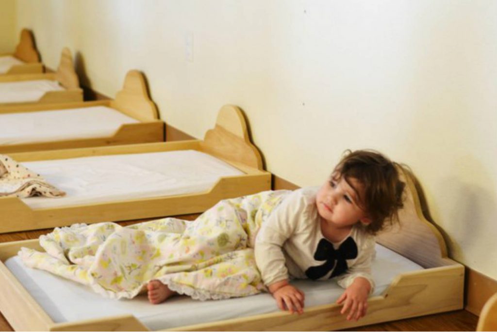 Низкие кроватки в Монтессори-среде: почему дети спят на полу
