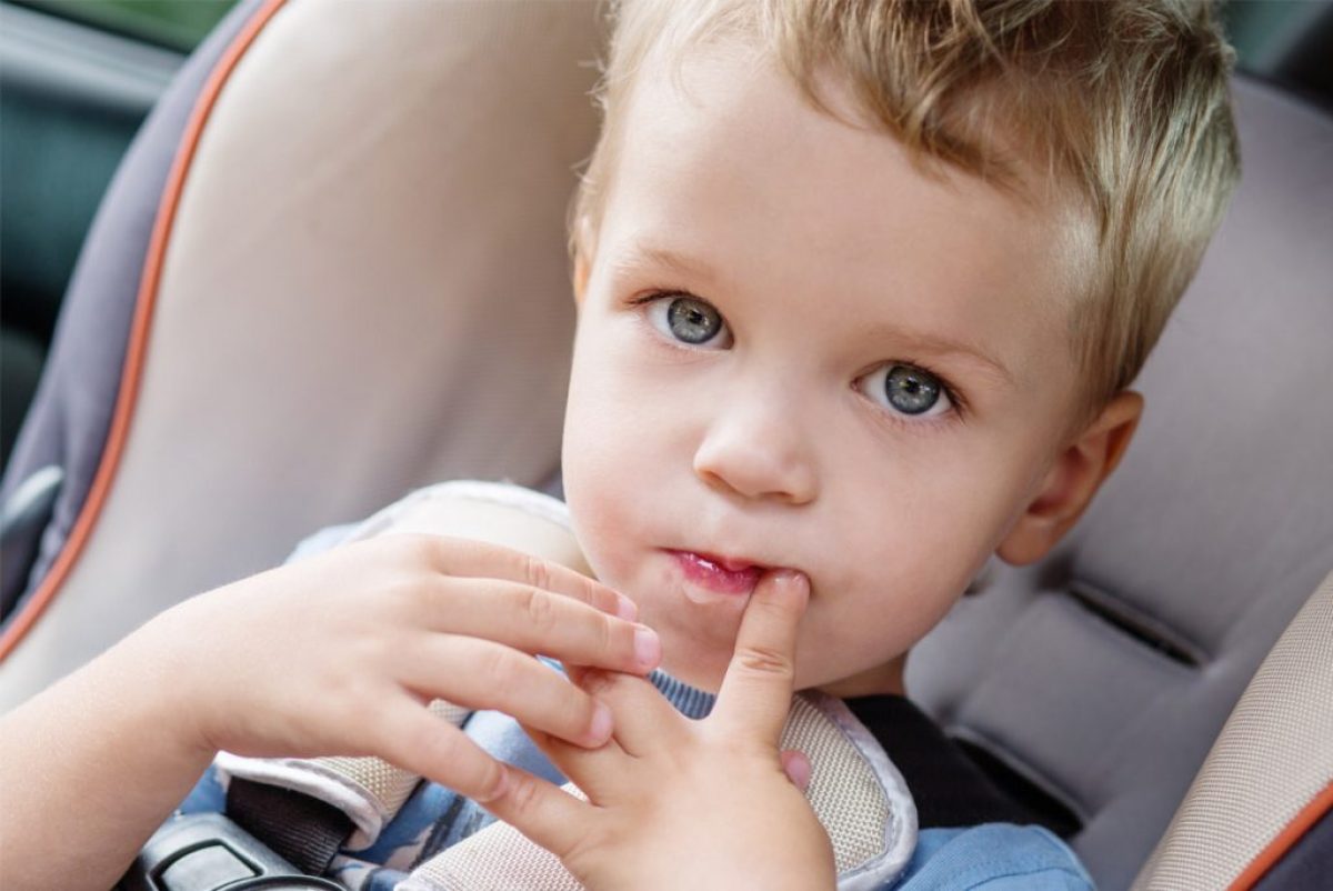 Стоматолог объяснил, как привычка сосать палец может испортить прикус ребенка
