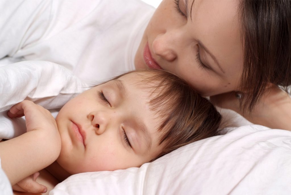 Почему ребёнок хочет спать с мамой