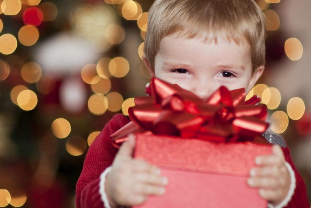 Как научить ребёнка выбирать и дарить подарки