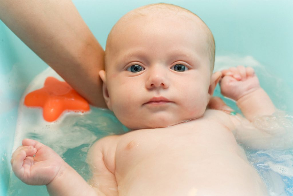 Как купать новорождённого ребёнка в ванночке