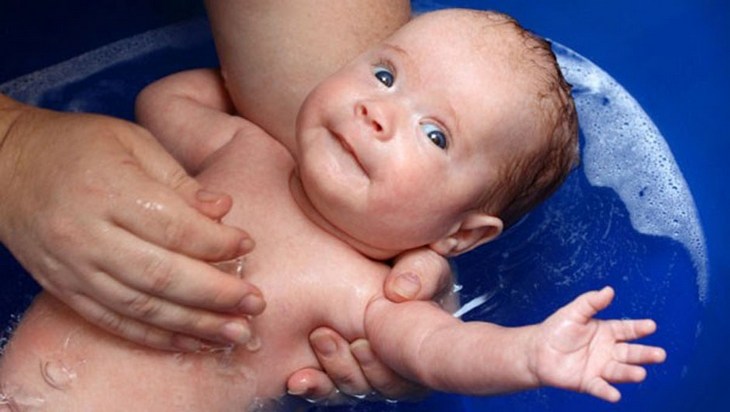 как правильно купать новорождённого