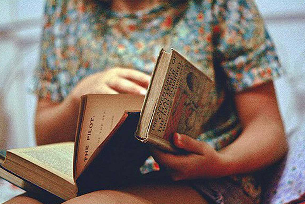 Когда она любит читать. Девушка с книгой. Человек с книгой в руках. Девушка читает книгу. Фотосессия с книгой.