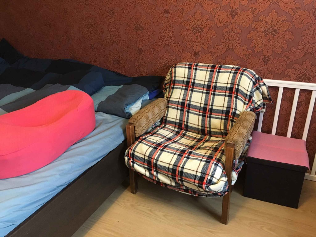 Кровать и кресло