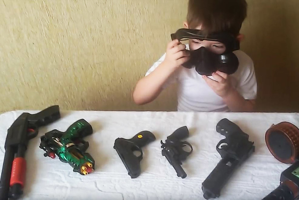Покупать ли ребёнку игрушечные пистолеты, ружья и мечи