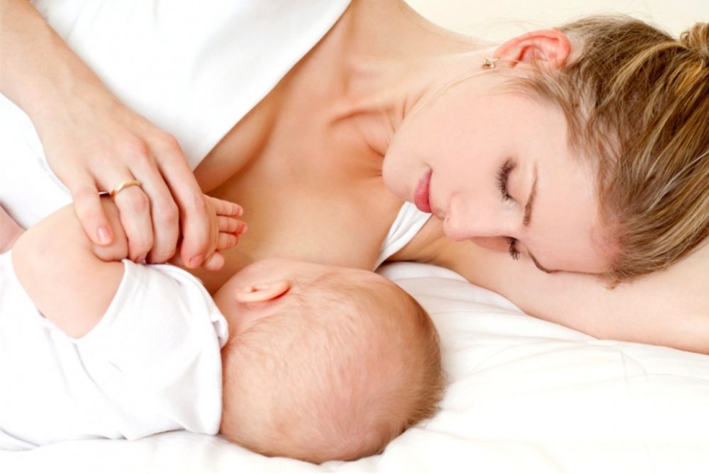 Как правильно кормить новорожденного грудью