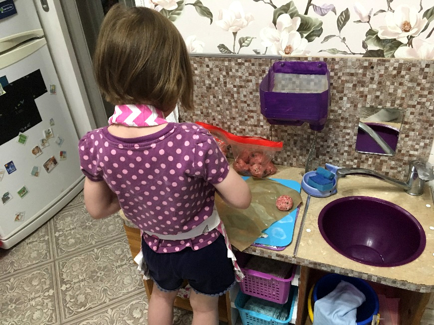 ребёнок готовит сам