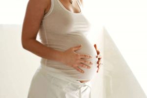Матка приобрела довольно внушительные размеры, и выбрать удобное положение сидя или лёжа на 27 неделе беременности женщине уже затруднительно.