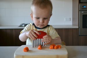 ребёнок режет морковь