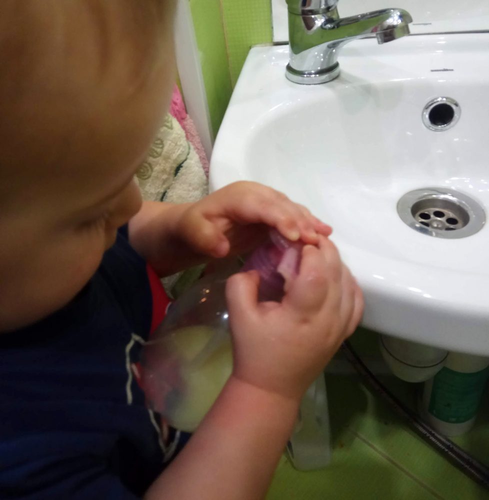 Ребёнок моет руки