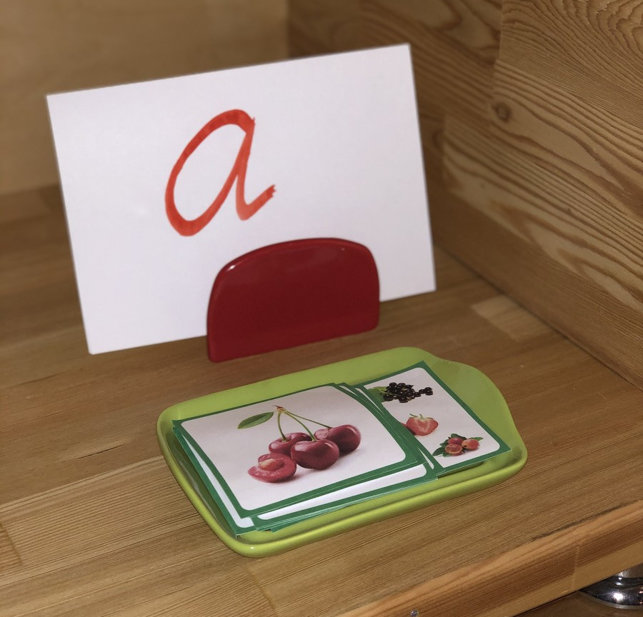 Карточки с ягодами и набор прописных букв