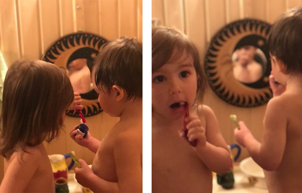 Дети чистят зубы