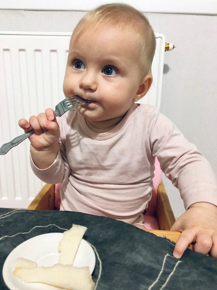 Ребёнок до года сам ест вилкой