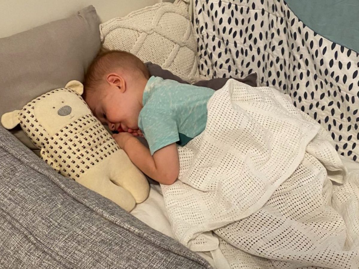 Почему ребенок не спит ночью: главные причины и способы решения