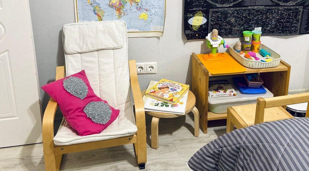 Уголок для чтения и столик для лепки ребёнка в маленькой квартире