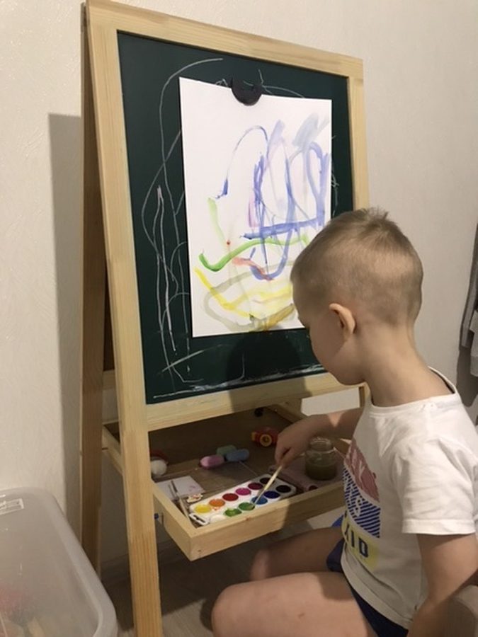 ребёнок рисует