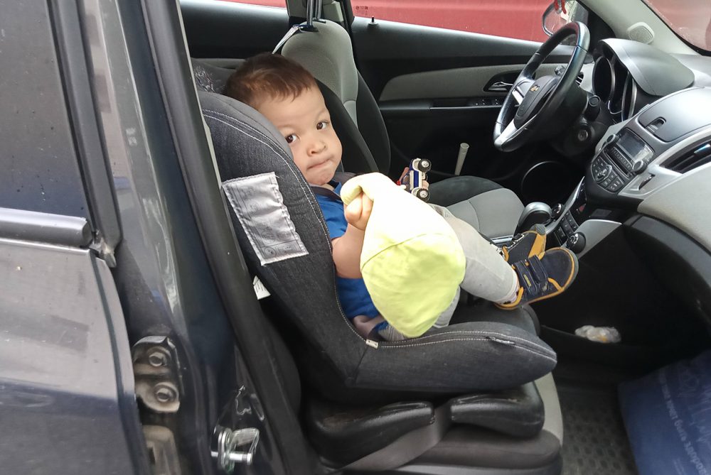 Почему ребёнок плачет в машине и как уменьшить сопротивление в поездках