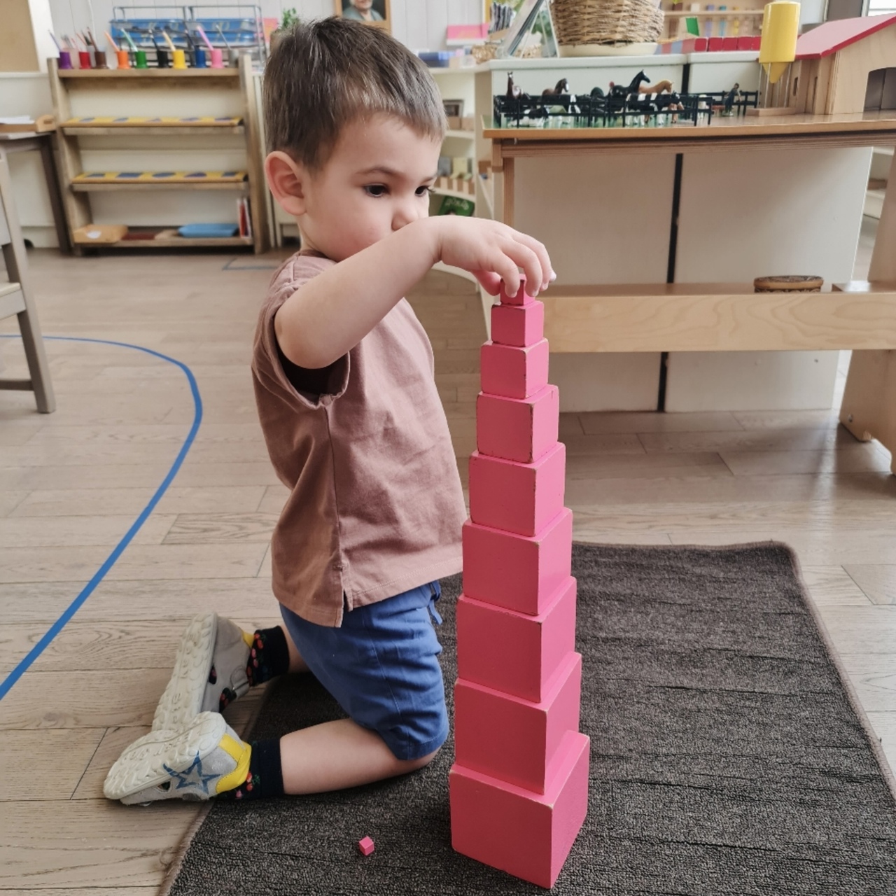 Мальчик занимается с Розовой башней