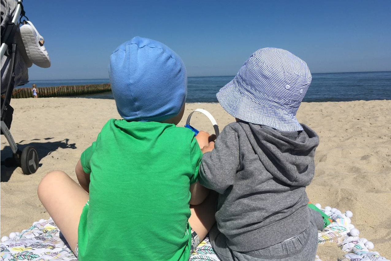Выходной день с двумя детьми, на пляже