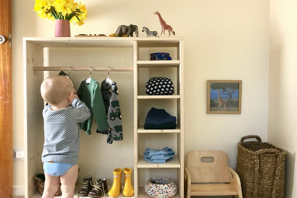 Как обустроить детский гардероб по Монтессори