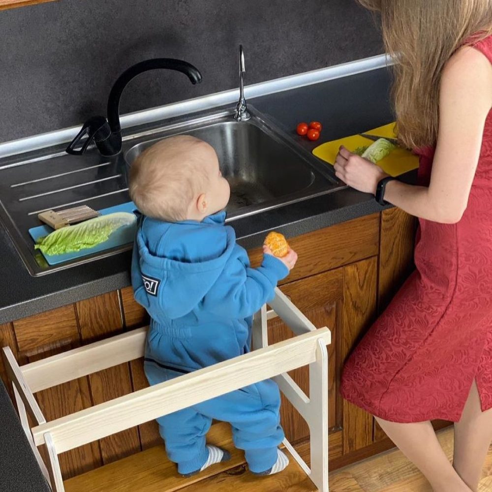 ребёнок готовит с мамой