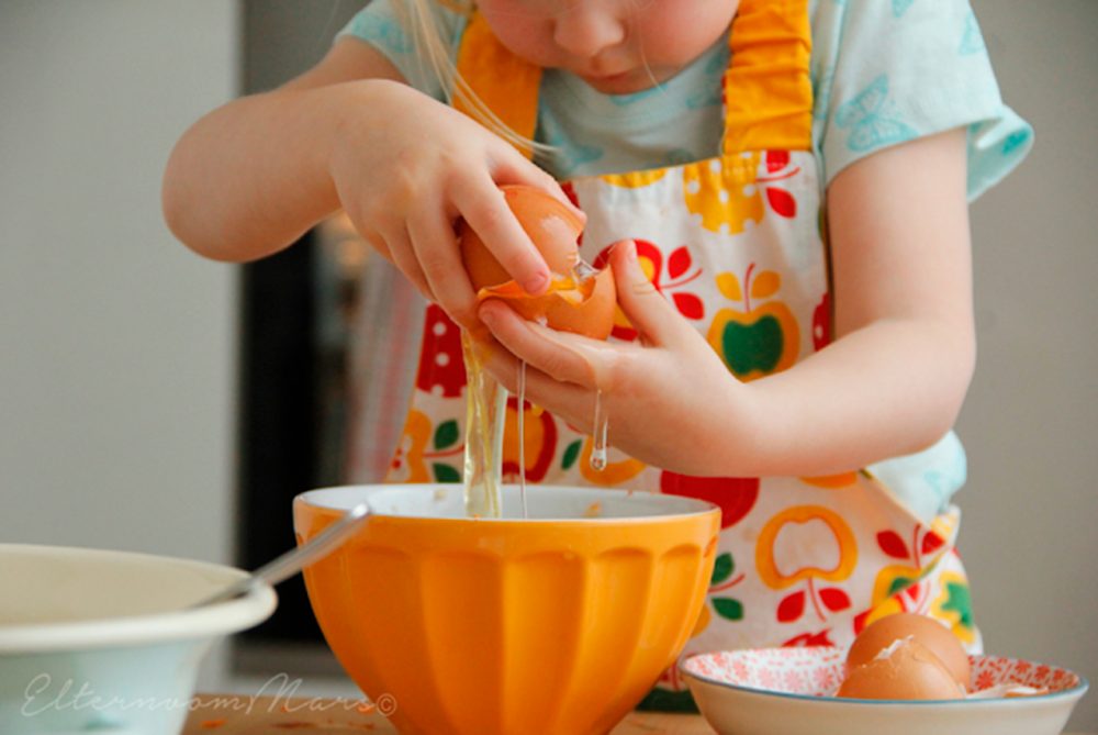 Как приготовить с ребёнком в 4 года яблочно-морковный маффин