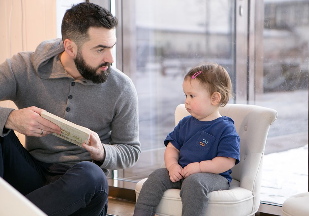 папа читает ребёнку